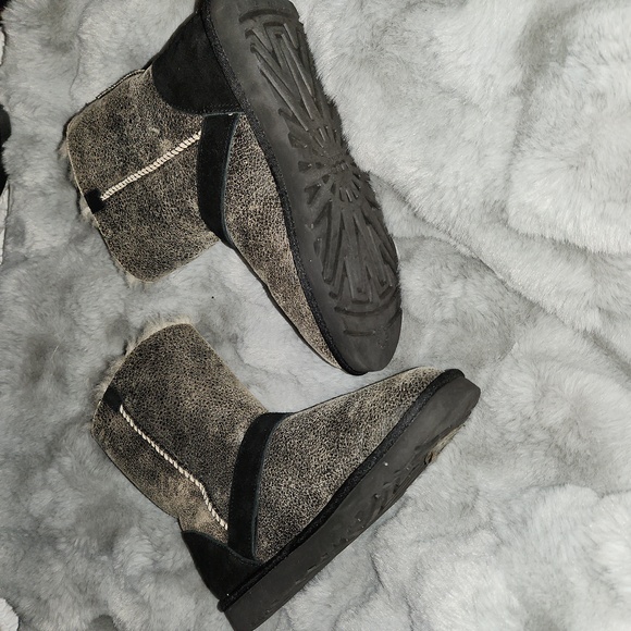 UGG Size 7 Short Dylan Boots - Picture 3 of 7